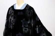 画像をギャラリービューアに読み込む, 【中古】都衿和装コート あったかベロア素材 花模様 黒 化繊着物上 カジュアル 身丈85.5cm 裄丈66.5cm CB2-26
