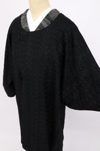 画像をギャラリービューアに読み込む, 【中古】ノーカラー 和装コート エレガント唐草模様 黒 カジュアル 身丈90cm 裄丈65cm 正絹着物上 CB2-31
