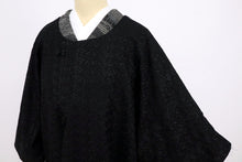 画像をギャラリービューアに読み込む, 【中古】ノーカラー 和装コート エレガント唐草模様 黒 カジュアル 身丈90cm 裄丈65cm 正絹着物上 CB2-31
