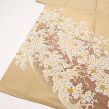 画像をギャラリービューアに読み込む, 【中古】色留袖 刺繍 立浪に菊づくし模様 三つ紋 フォーマル 準礼装 ベージュ 身丈156cm 裄丈63.5cm 袷正絹着物 DY12-1
