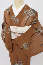 画像をギャラリービューアに読み込む, 【中古】上質 洗える夏着物 付下げ小紋 クレマチスの花模様 茶色 化繊着物 カジュアル 身丈162cm 裄丈65.5cm HC9-5
