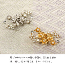 画像をギャラリービューアに読み込む, 【花とパール 帯留め】花しおり 大原商店 パール ラインストーン 帯飾り 三分紐 ハンドメイド ゴールド シルバー 花唐草 着物 セミフォーマル 帯どめ おびどめ 日本製 大人 上品 和装小物 G/7481-1 S/7481-2【OS】

