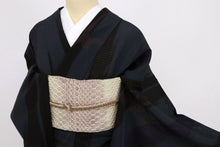 画像をギャラリービューアに読み込む, 【中古】洗える 夏着物 絽『撫松庵』かすれ縞にツバメ カジュアル 黒紺 身丈165.5cm 裄丈67cm 化繊着物 KA5-19
