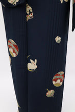 画像をギャラリービューアに読み込む, 【中古】長尺 単衣 小紋 懐かしの玩具 サイコロ手毬狛犬 濃紺 カジュアル 作家落款有 身丈166.5cm 裄丈71cm 正絹着物 KA6-3

