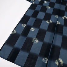 画像をギャラリービューアに読み込む, 【中古】長尺 洗える夏着物 小紋 さくらの花丸模様 カジュアル 黒×青灰色 身丈166cm 裄丈68cm 化繊 KA7-55
