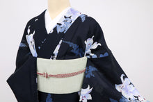 画像をギャラリービューアに読み込む, 【中古】長尺 洗える夏着物 小紋 『組曲』萩とカサブランカ 紺色 化繊着物 カジュアル 身丈165cm 裄丈67cm KA7-71
