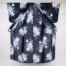 画像をギャラリービューアに読み込む, 【中古】長尺 洗える夏着物 小紋 『組曲』萩とカサブランカ 紺色 化繊着物 カジュアル 身丈165cm 裄丈67cm KA7-71
