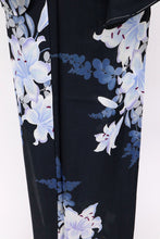 画像をギャラリービューアに読み込む, 【中古】長尺 洗える夏着物 小紋 『組曲』萩とカサブランカ 紺色 化繊着物 カジュアル 身丈165cm 裄丈67cm KA7-71
