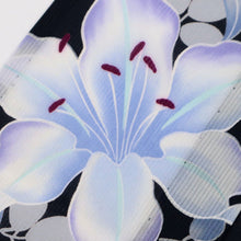 画像をギャラリービューアに読み込む, 【中古】長尺 洗える夏着物 小紋 『組曲』萩とカサブランカ 紺色 化繊着物 カジュアル 身丈165cm 裄丈67cm KA7-71
