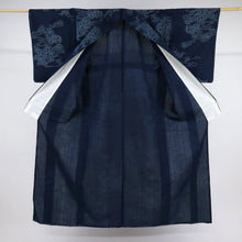 画像をギャラリービューアに読み込む, 【中古】特選浴衣 しじら織り 綿麻 流水に肩車菊花模様抜染 濃紺 カジュアル 身丈157cm 裄丈62cm 単衣着物 KA9-9

