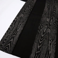 画像をギャラリービューアに読み込む, 【中古】特選 紬 大島 小紋 明アキラコレクション 杢目ライン 黒 カジュアル 身丈159.5cm 裄丈69cm 袷正絹着物 KB3-17
