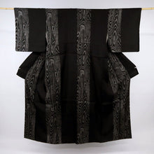 画像をギャラリービューアに読み込む, 【中古】特選 紬 大島 小紋 明アキラコレクション 杢目ライン 黒 カジュアル 身丈159.5cm 裄丈69cm 袷正絹着物 KB3-17
