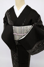 画像をギャラリービューアに読み込む, 【中古】特選 紬 大島 小紋 明アキラコレクション 杢目ライン 黒 カジュアル 身丈159.5cm 裄丈69cm 袷正絹着物 KB3-17
