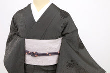 画像をギャラリービューアに読み込む, 【中古】単衣 小紋 塩沢お召 細やか縞と丸文に舞う花模様 黒 カジュアル 身丈160cm 裄丈63.5cm 正絹着物 KB5-46
