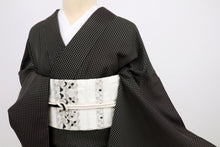 画像をギャラリービューアに読み込む, 【中古】特選 単衣 お召 小さなドットの横段 黒茶色 身丈159cm 裄丈67.5cm 正絹着物 KB6-12
