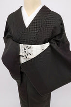 画像をギャラリービューアに読み込む, 【中古】特選 単衣 お召 小さなドットの横段 黒茶色 身丈159cm 裄丈67.5cm 正絹着物 KB6-12

