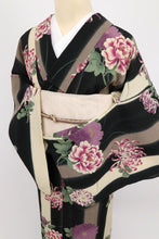 画像をギャラリービューアに読み込む, 【中古】洗える夏着物 小紋 太縞に菊花、芍薬の花 カジュアル 黒茶砂色 身丈161.5cm 裄丈64cm 化繊 KB6-15
