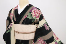 画像をギャラリービューアに読み込む, 【中古】洗える夏着物 小紋 太縞に菊花、芍薬の花 カジュアル 黒茶砂色 身丈161.5cm 裄丈64cm 化繊 KB6-15
