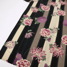 画像をギャラリービューアに読み込む, 【中古】洗える夏着物 小紋 太縞に菊花、芍薬の花 カジュアル 黒茶砂色 身丈161.5cm 裄丈64cm 化繊 KB6-15
