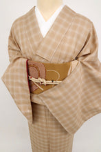 画像をギャラリービューアに読み込む, 【中古】特選 紬 十日町 綾織『格子のクロス』カジュアル 濃淡茶色 身丈167.5cm 裄丈68cm 袷正絹着物 KC1-14
