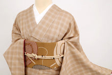 画像をギャラリービューアに読み込む, 【中古】特選 紬 十日町 綾織『格子のクロス』カジュアル 濃淡茶色 身丈167.5cm 裄丈68cm 袷正絹着物 KC1-14
