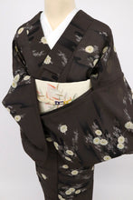 画像をギャラリービューアに読み込む, 【中古】長尺 洗える夏着物 小紋 ブランド『古今』エ霞笹桜 濃茶 化繊着物 カジュアル 身丈162.5cm 裄丈66cm KC7-53
