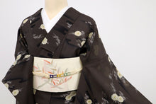 画像をギャラリービューアに読み込む, 【中古】長尺 洗える夏着物 小紋 ブランド『古今』エ霞笹桜 濃茶 化繊着物 カジュアル 身丈162.5cm 裄丈66cm KC7-53
