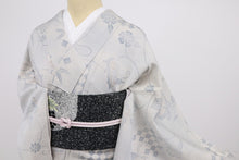 画像をギャラリービューアに読み込む, 【中古】単衣 小紋 松稲穂に舞蝶夾竹桃飾り紐 淡いグレージュ カジュアル 身丈162cm 裄丈65cm 正絹着物 KH5-41
