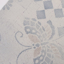 画像をギャラリービューアに読み込む, 【中古】単衣 小紋 松稲穂に舞蝶夾竹桃飾り紐 淡いグレージュ カジュアル 身丈162cm 裄丈65cm 正絹着物 KH5-41
