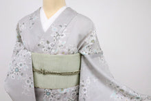 画像をギャラリービューアに読み込む, 【中古】長尺 洗える夏着物『絽』小紋 花唐草模様 カジュアル 淡いグレー 身丈164cm 裄丈65cm 化繊着物 KH7-67
