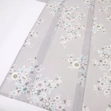 画像をギャラリービューアに読み込む, 【中古】長尺 洗える夏着物『絽』小紋 花唐草模様 カジュアル 淡いグレー 身丈164cm 裄丈65cm 化繊着物 KH7-67
