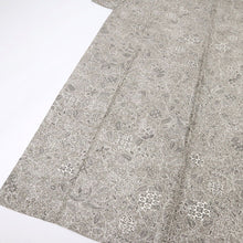 画像をギャラリービューアに読み込む, 【中古】長尺 単衣 お召 松煙染 花唐草 叩き染め 濃淡グレー カジュアル 身丈163.5cm 裄丈68cm 単衣着物 KH9-7
