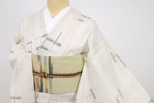 画像をギャラリービューアに読み込む, 【中古】洗える夏着物 小紋 かすれ縞にとんぼの舞姿 カジュアル 白 身丈157cm 裄丈61.5cm 化繊着物 KS7-41
