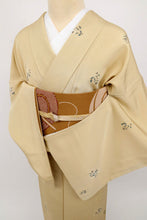 画像をギャラリービューアに読み込む, 【中古】長尺 特選 小紋 小さな花唐草模様 飴色ベージュ カジュアル 身丈163.5cm 裄丈65.5cm 袷正絹着物 KY2-8
