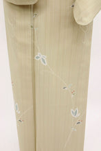 画像をギャラリービューアに読み込む, 【中古】洗える夏着物 小紋 野草に蝶の舞姿 カジュアル 白橡色淡いベージュ 身丈160cm 裄丈64.5cm 化繊 KY7-100
