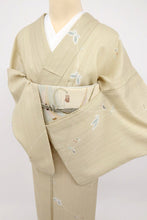 画像をギャラリービューアに読み込む, 【中古】洗える夏着物 小紋 野草に蝶の舞姿 カジュアル 白橡色淡いベージュ 身丈160cm 裄丈64.5cm 化繊 KY7-100
