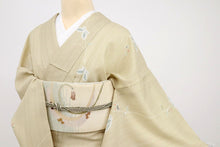 画像をギャラリービューアに読み込む, 【中古】洗える夏着物 小紋 野草に蝶の舞姿 カジュアル 白橡色淡いベージュ 身丈160cm 裄丈64.5cm 化繊 KY7-100
