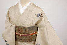 画像をギャラリービューアに読み込む, 【中古】単衣『岡重』紬 付下げ 花唐草模様 カジュアル ベージュ 身丈162cm 裄丈66.5cm エレガント 和装 正絹着物 MY4-1
