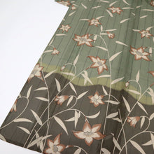 画像をギャラリービューアに読み込む, 【中古】洗える夏着物 付下げ小紋『絽』 縞クレマチス 濃淡グリーン 化繊着物 カジュアル 身丈161cm 裄丈65.5cm SG9-3
