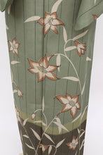 画像をギャラリービューアに読み込む, 【中古】洗える夏着物 付下げ小紋『絽』 縞クレマチス 濃淡グリーン 化繊着物 カジュアル 身丈161cm 裄丈65.5cm SG9-3
