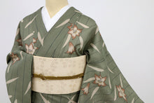 画像をギャラリービューアに読み込む, 【中古】洗える夏着物 付下げ小紋『絽』 縞クレマチス 濃淡グリーン 化繊着物 カジュアル 身丈161cm 裄丈65.5cm SG9-3
