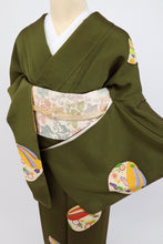 画像をギャラリービューアに読み込む, 【中古】長尺 付下げ 彩りぽっくり下駄 濃緑 セミフォーマル ちりめん地 身丈172.5cm 裄丈68.5cm 袷正絹着物 SG9-8
