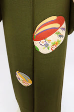 画像をギャラリービューアに読み込む, 【中古】長尺 付下げ 彩りぽっくり下駄 濃緑 セミフォーマル ちりめん地 身丈172.5cm 裄丈68.5cm 袷正絹着物 SG9-8
