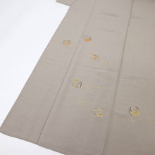 画像をギャラリービューアに読み込む, 【新品】単衣 長尺 刺繍 付下げ 松梅菊 グレー カジュアル 背紋有 身丈163cm 裄丈68.5cm 袷正絹着物 SH9-9
