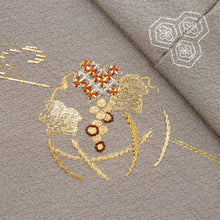 画像をギャラリービューアに読み込む, 【新品】単衣 長尺 刺繍 付下げ 松梅菊 グレー カジュアル 背紋有 身丈163cm 裄丈68.5cm 袷正絹着物 SH9-9
