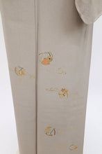 画像をギャラリービューアに読み込む, 【新品】単衣 長尺 刺繍 付下げ 松梅菊 グレー カジュアル 背紋有 身丈163cm 裄丈68.5cm 袷正絹着物 SH9-9
