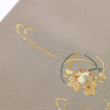 画像をギャラリービューアに読み込む, 【新品】単衣 長尺 刺繍 付下げ 松梅菊 グレー カジュアル 背紋有 身丈163cm 裄丈68.5cm 袷正絹着物 SH9-9
