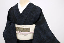 画像をギャラリービューアに読み込む, 【中古】単衣『塩沢絣』お召 雪塩沢 植物唐草片寄せライン カジュアル 濃紺 身丈162cm 裄丈66cm 正絹着物 TA5-6
