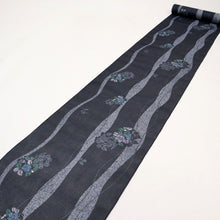 画像をギャラリービューアに読み込む, 反物 希少【絹紅梅】夏着物 小紋 ゆるやか流線花の丸文 カジュアル 黒紫色 反巾36.5cm きもの 和装 反24-76
