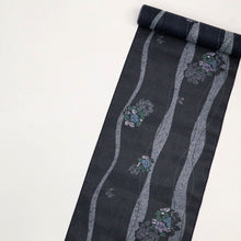 画像をギャラリービューアに読み込む, 反物 希少【絹紅梅】夏着物 小紋 ゆるやか流線花の丸文 カジュアル 黒紫色 反巾36.5cm きもの 和装 反24-76
